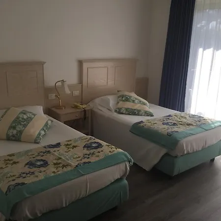 Otel Piccolo Torbole Sul Garda